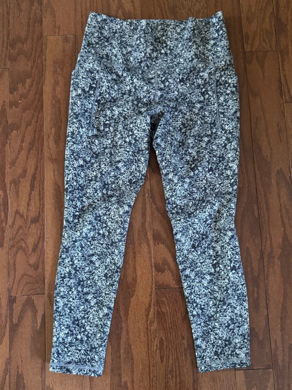 Athleta Salutation Stash Pocket II Textured‎ 7/8 Leggings Black Gray White Small